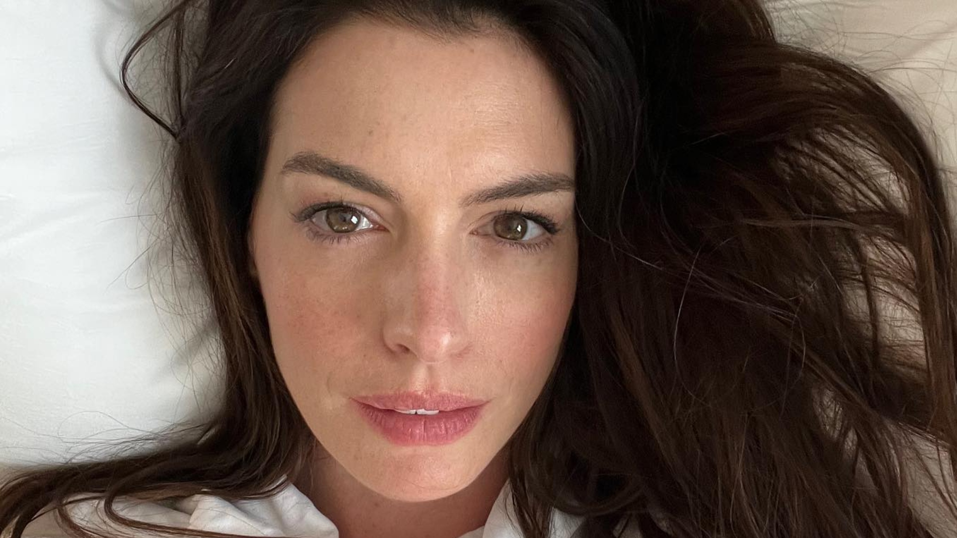 Anne Hathaway Vækker Opsigt i Storslået Rød Kjole i Italien - berømtheder news from The Body Optimist