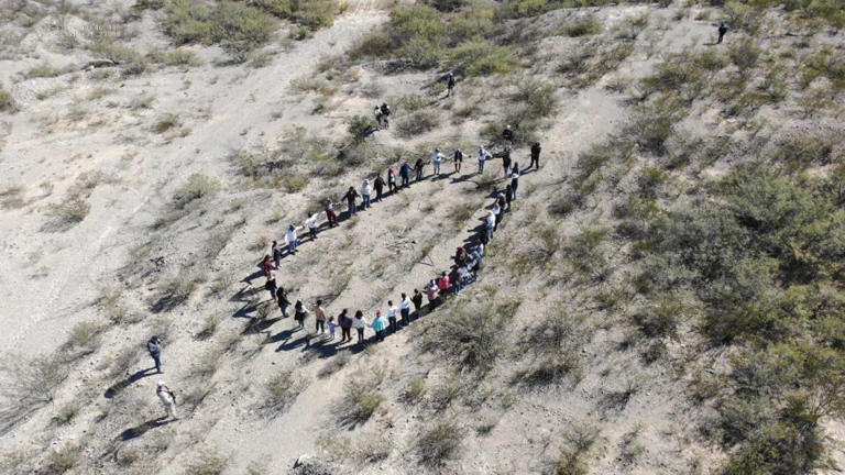 El colectivo Madres Buscadoras de Sonora atiende los llamados anónimos y realizan su labor todos los días sin importar las altas temperaturas. - Cortesía: Ceci Flores