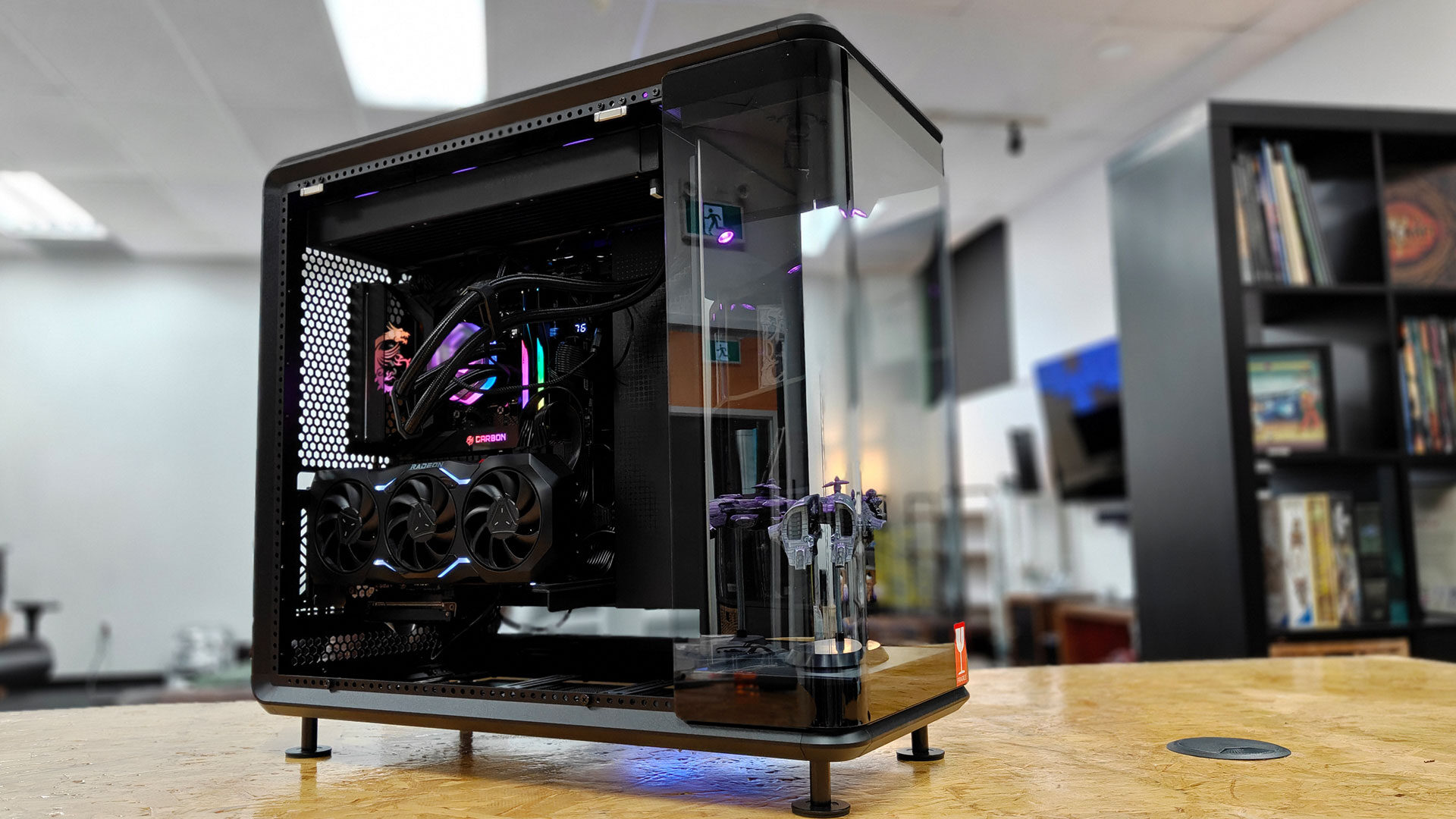 Cooler Master MasterFrame 360 panorama PC case review