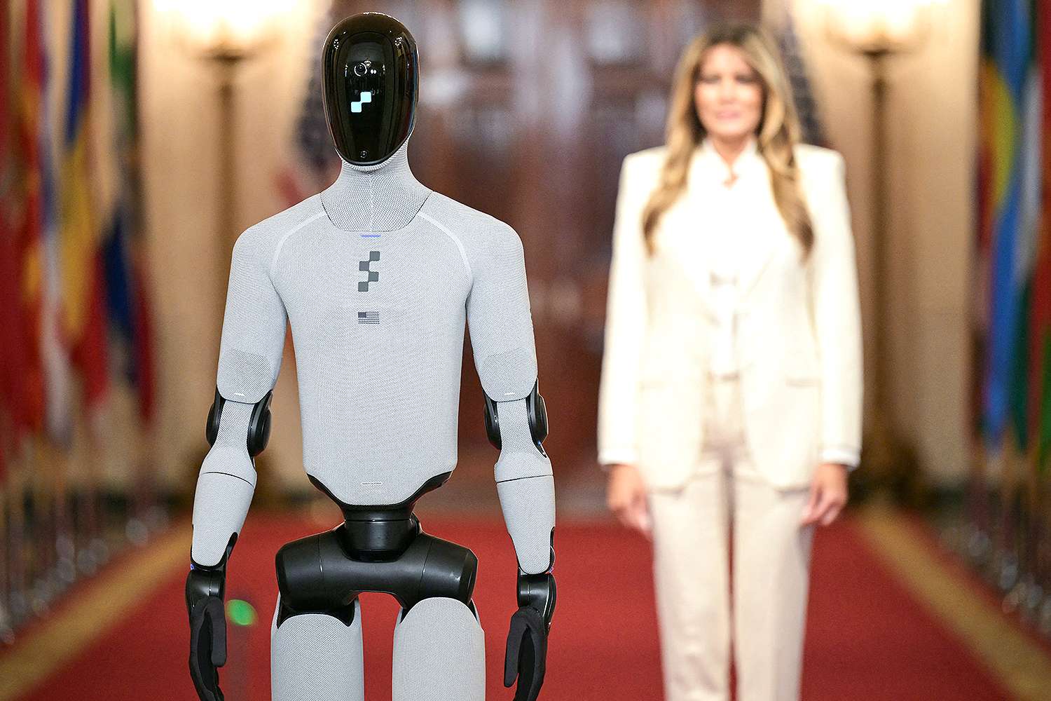 Melania Trump and a robot join forces to welcome foreign first spouses ...