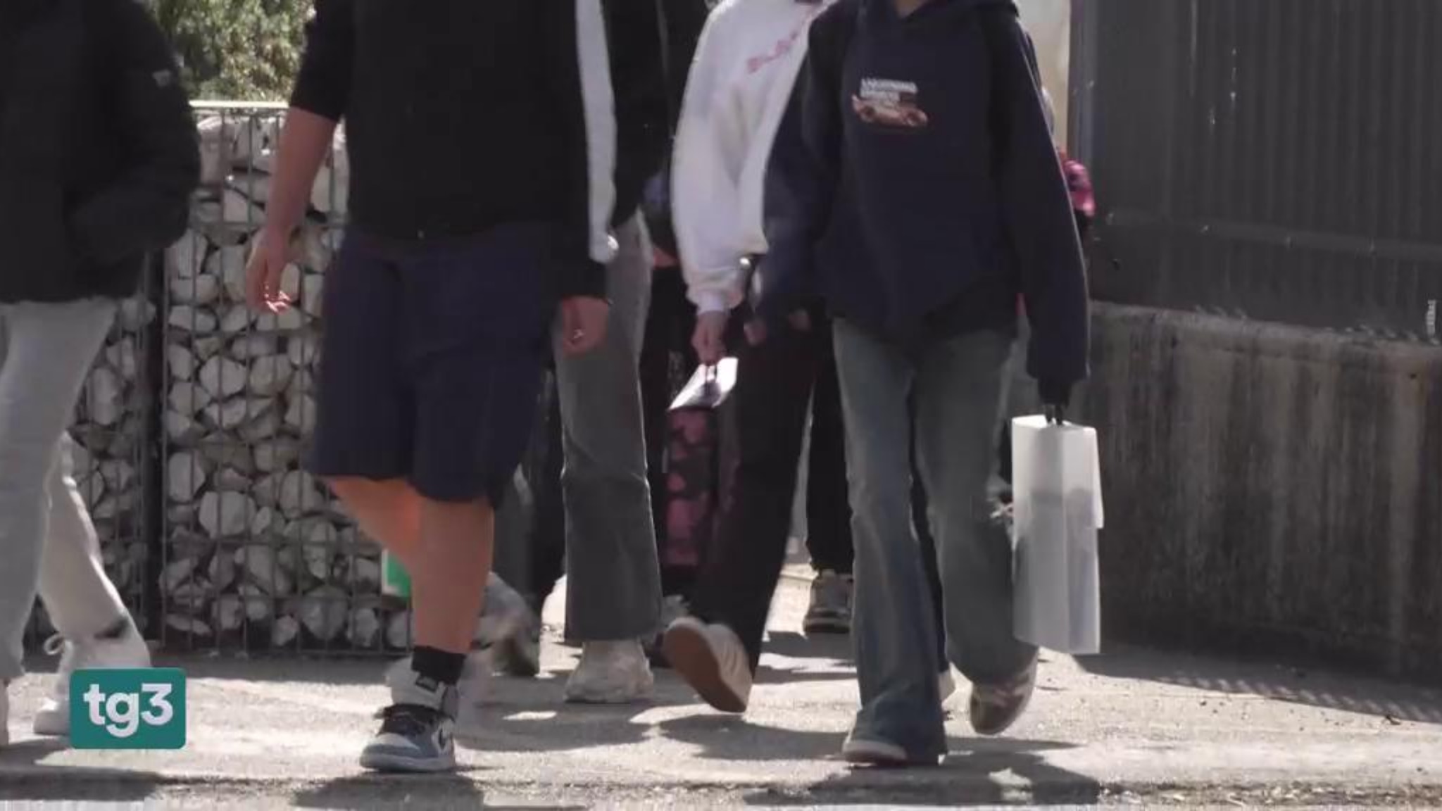 Bergamo, ragazzo di 13 anni accoltella la professoressa a scuola in ...