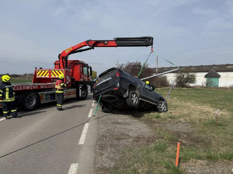 Während die Kameraden der Wullersdorfer Feuerwehr einen Lenker aus seinem Wagen befreiten, kam schon die nächste Alarmierung.&nbsp;