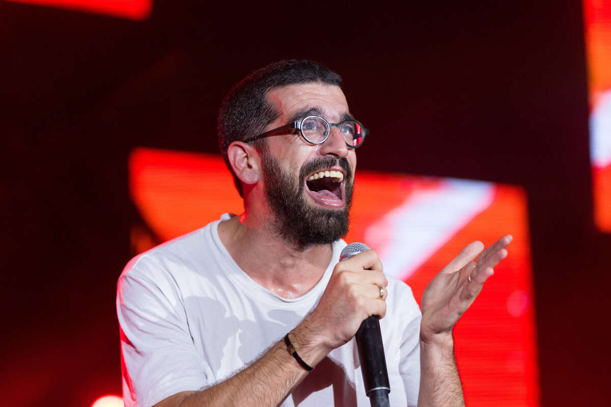 חנן בן ארי התאכזב באמצע הופעה: 