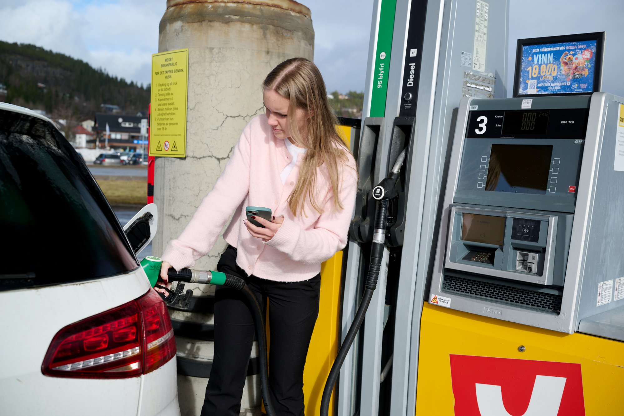Elise (19) fortviler over drivstoffpriser