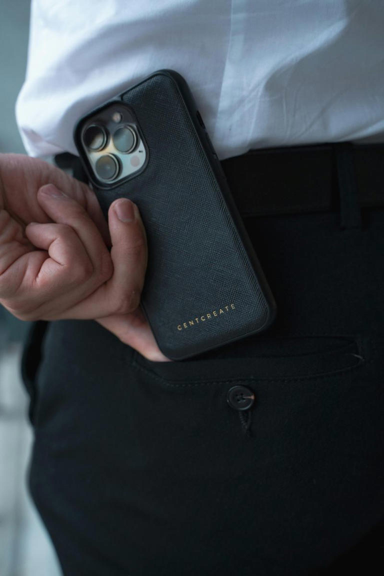 8 signs someone is keeping secrets from you