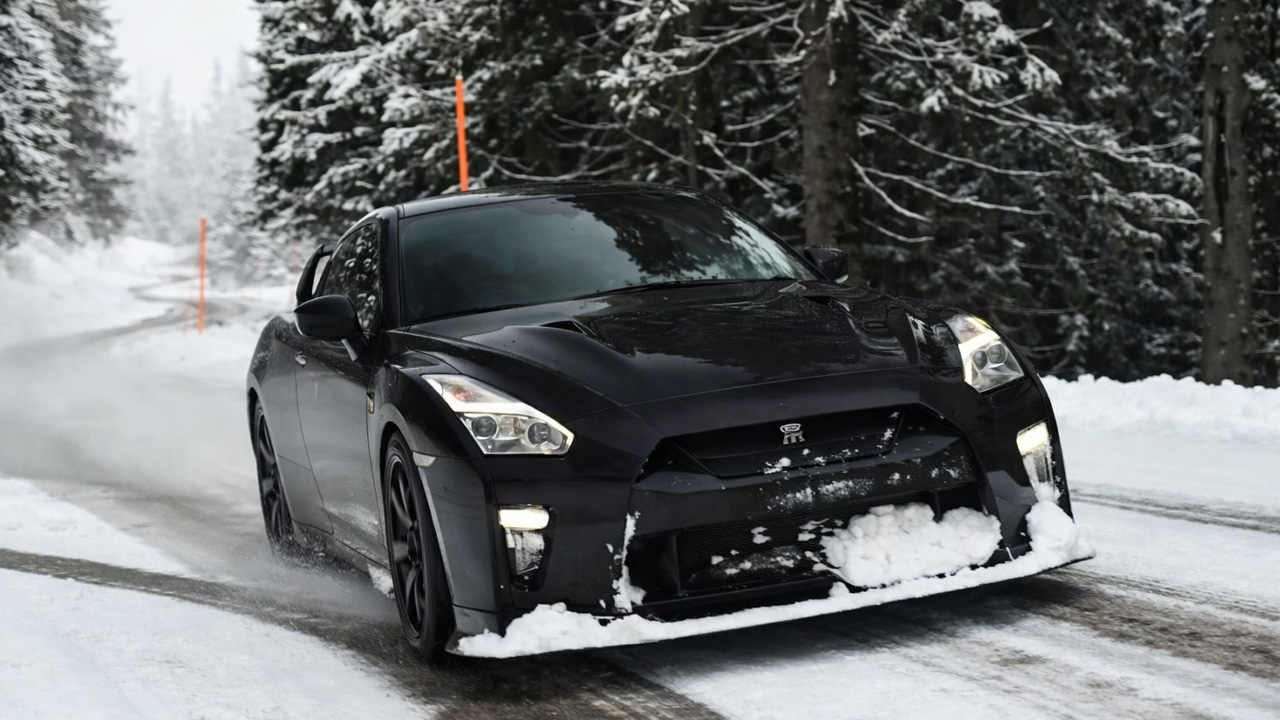 Can a 900HP GTR survive driving in snow?
