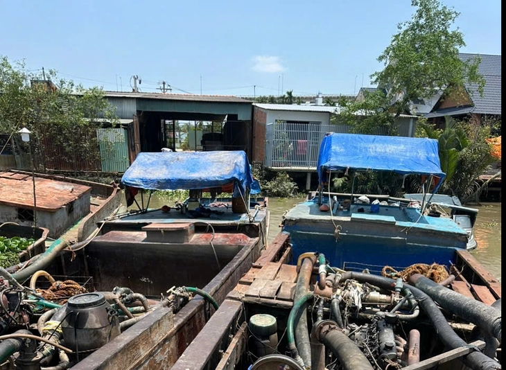 6 người nhảy xuống kênh Bảo Định bỏ trốn khi bị truy đuổi, 4 tàu hút cát bị tạm giữ