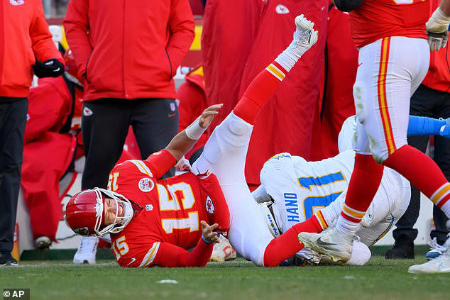 NFL fans in meltdown as Chiefs' Patrick Mahomes shares stunning update from torn  ACL rehab