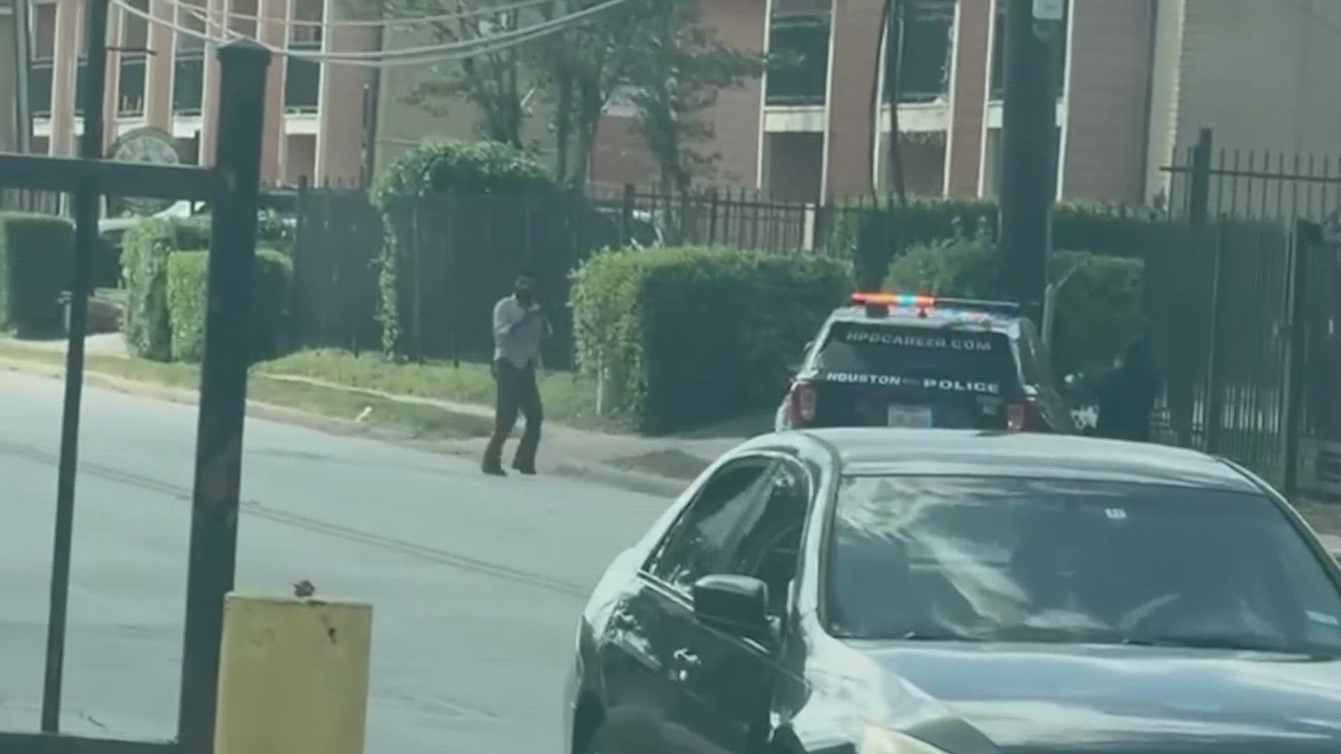 Shootout in SW Houston leaves suspect dead, police officer injured