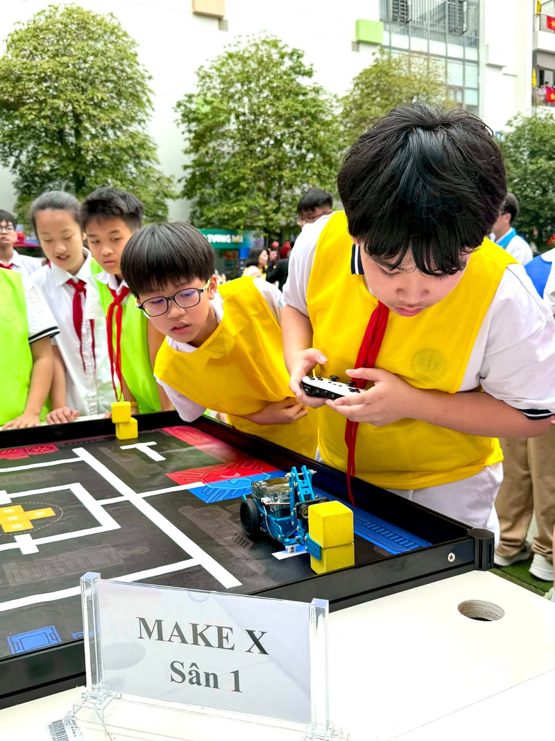 Học sinh thi đấu robot tại hội thi STEM - AI - Robotics