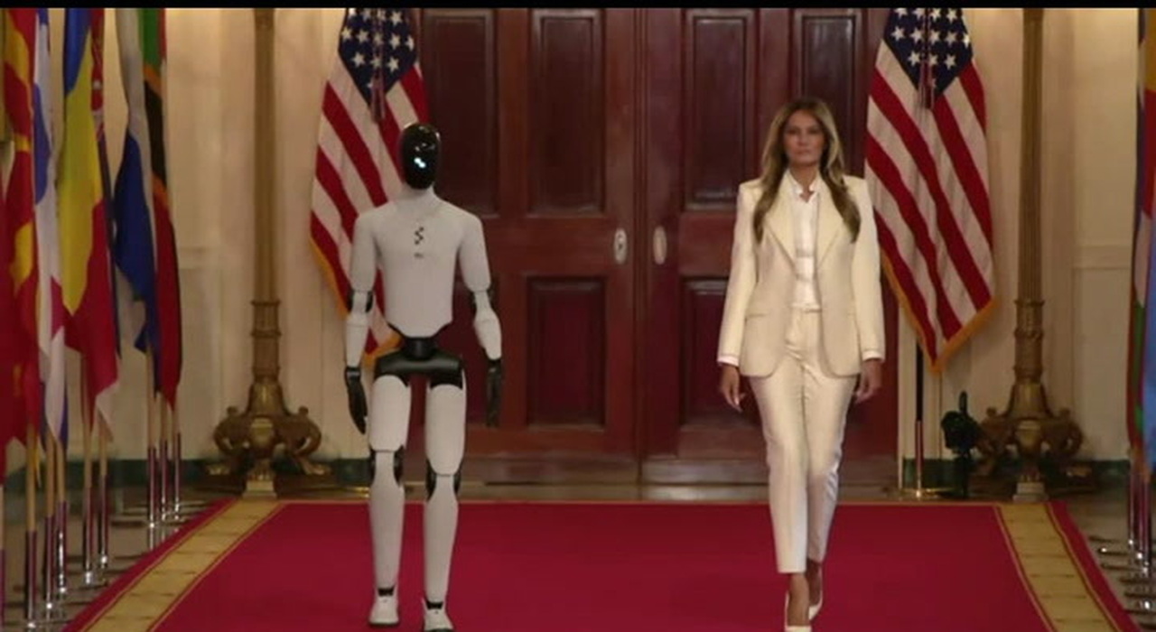 Melania Trump, l'entrata (inquietante) della first lady statunitense ...