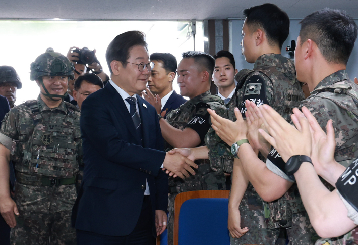이재명 대통령이 경기도 연천군 육군 25사단 비룡전망대에서 장병들을 격려하고 있다. 연합뉴스