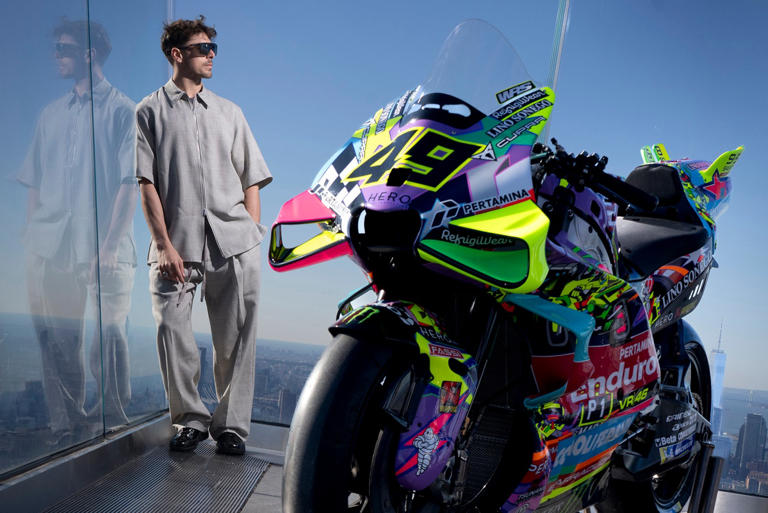 VR46、MotoGPアメリカズGPはポップな特別カラーに! ニューヨークの摩天楼で発表