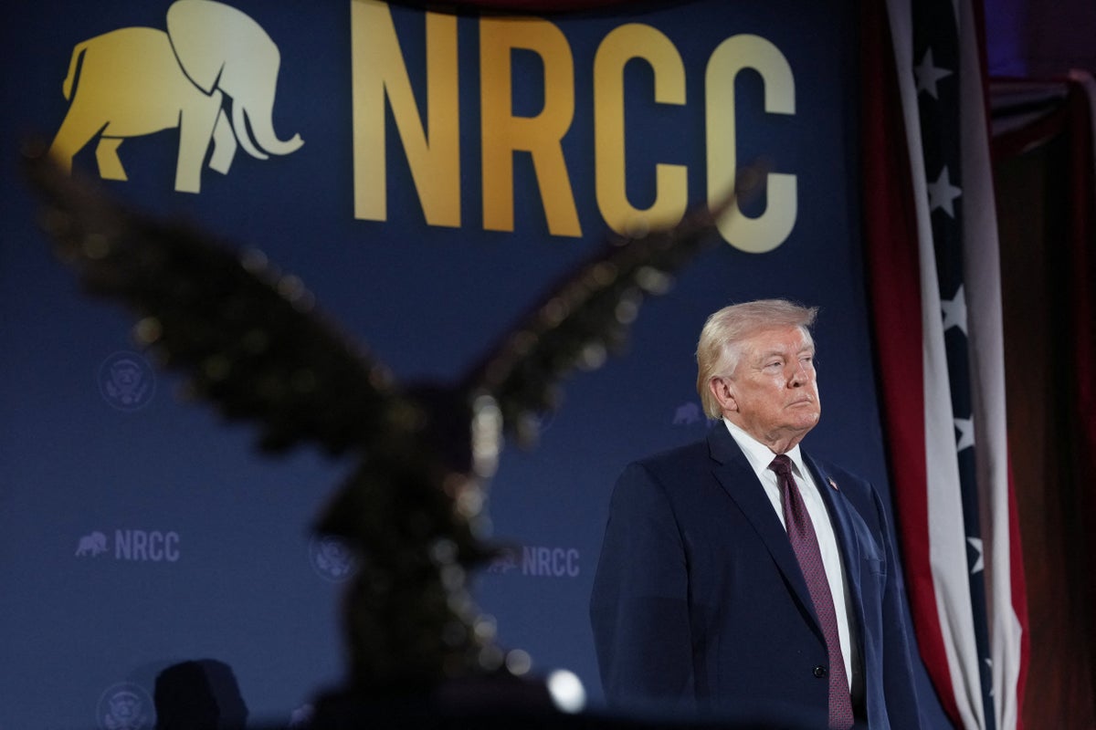 Trump receives yet another prize at Republican fundraiser