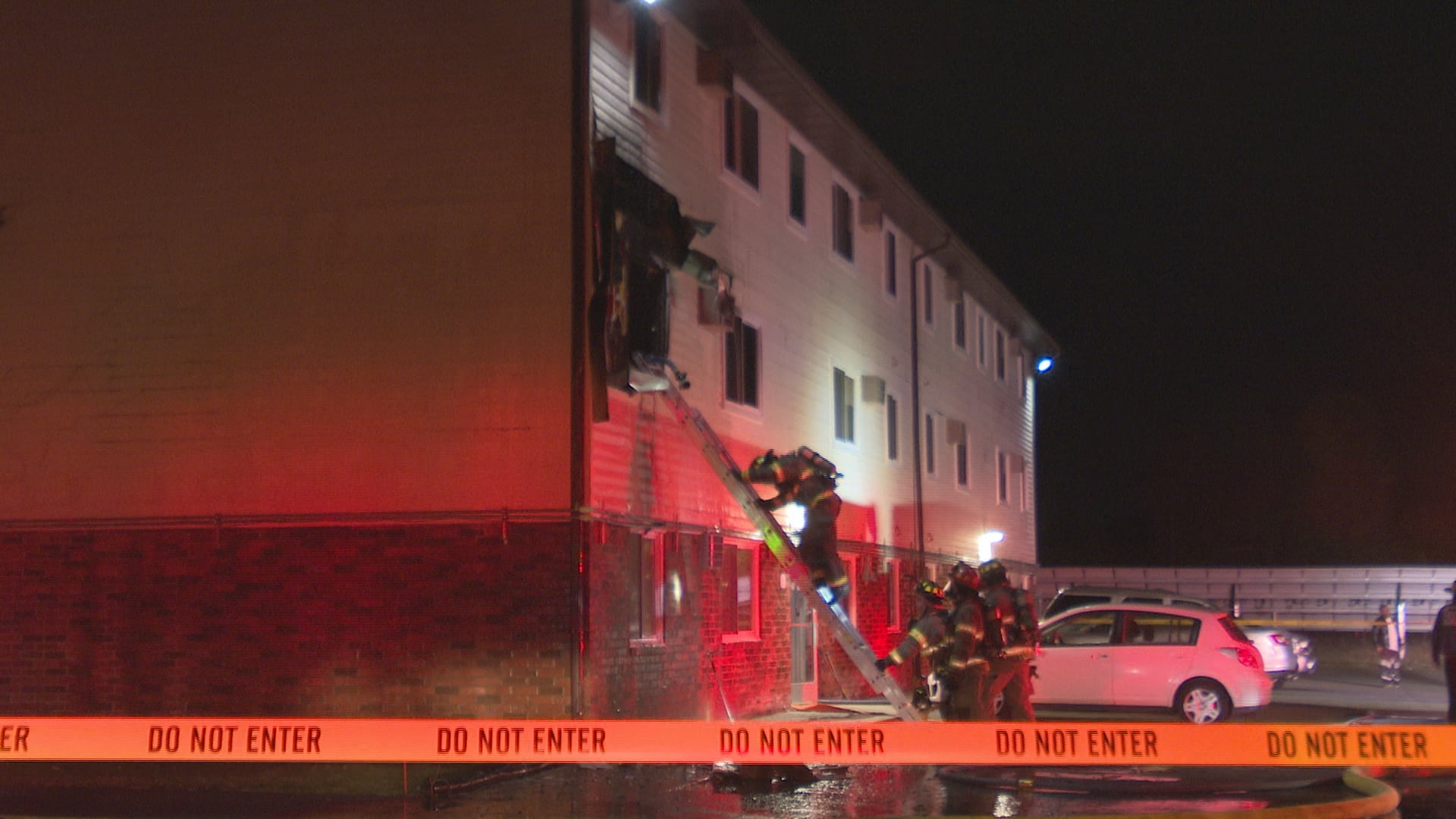 Firefighters rescue 2 in Lansing apartment fire