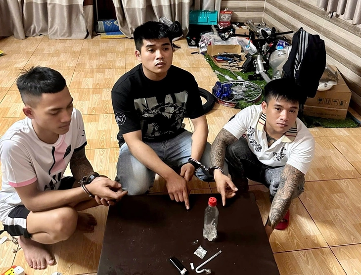 Gia Lai: Bắt quả tang nhóm thanh niên chơi ma túy, phát hiện 2 đồ vật giống súng