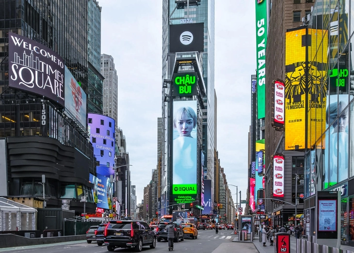Châu Bùi xuất hiện tại Times Square