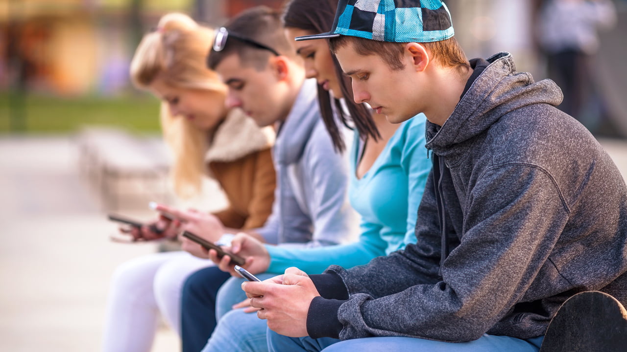 Social network e dipendenza dei giovani: rischi e segnali