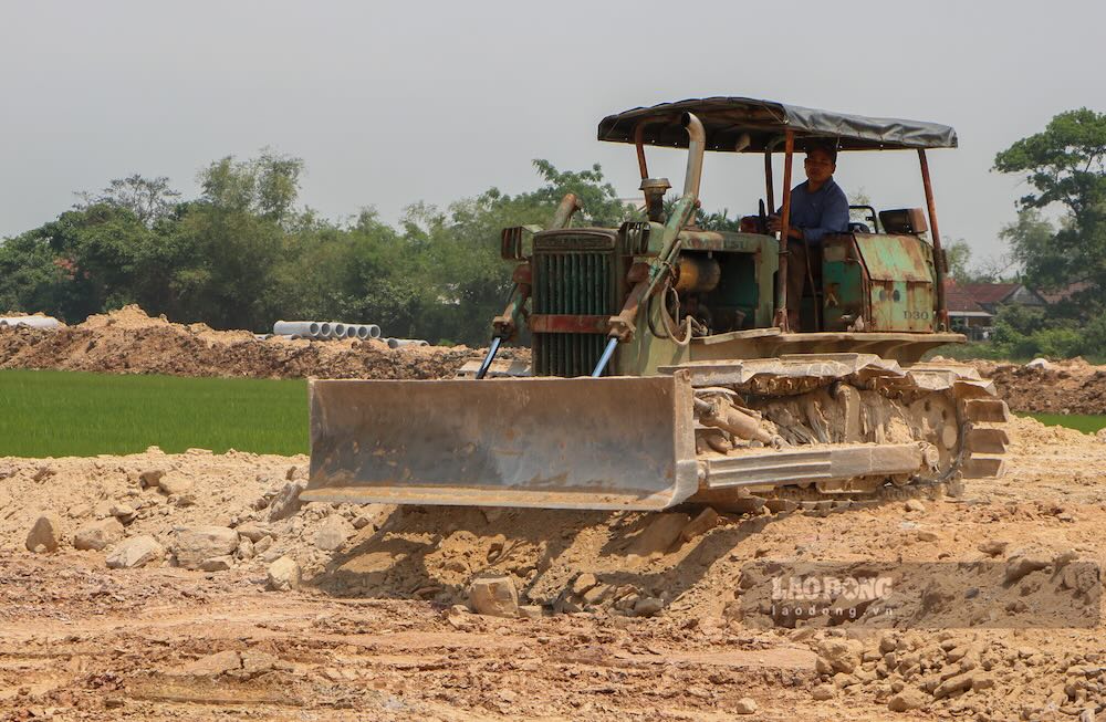 Công nhân xuyên trưa đẩy tiến độ dự án tái định cư đường sắt tốc độ cao ở Huế