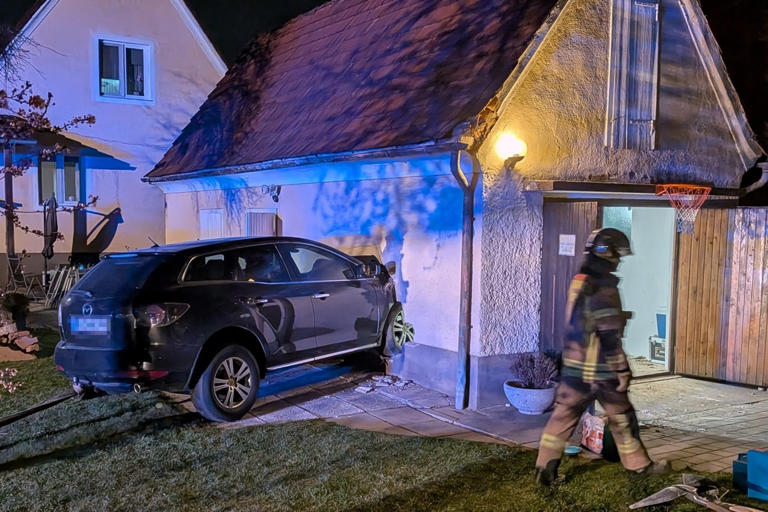 Auto krachte in Graz in Garage, Lenker flüchtete