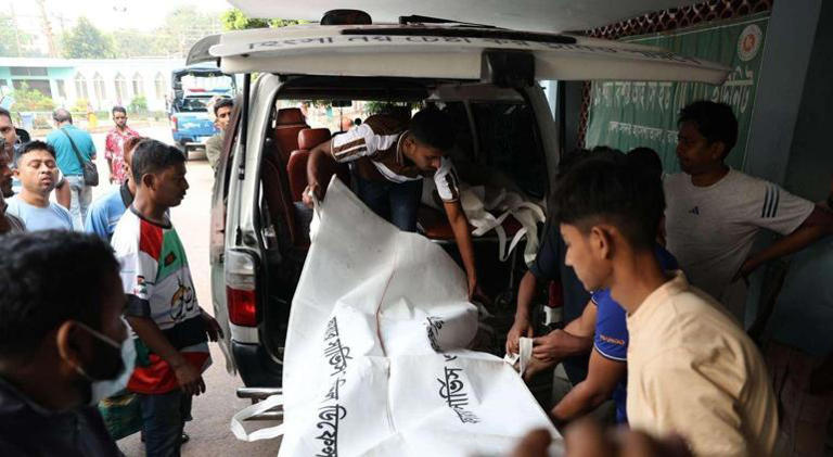 Bangladeş'te yolcu otobüsü nehre düştü! Çok sayıda ölü var
