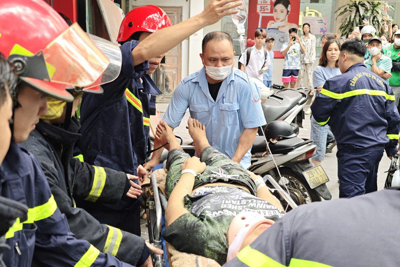 Giải cứu nam thanh niên mắc kẹt trong thang máy chở hàng