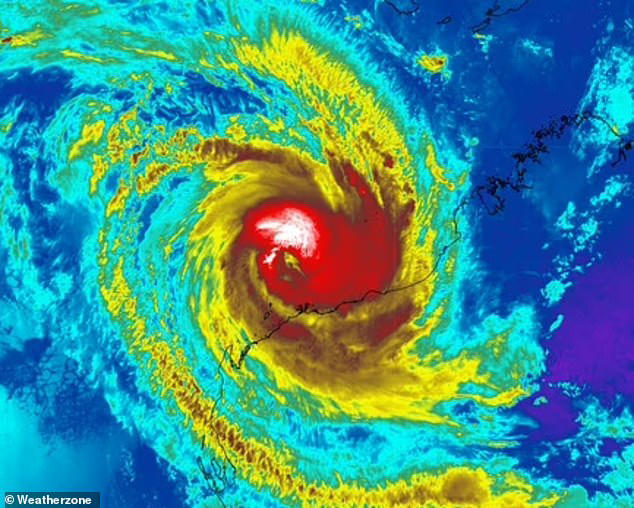 Thousands prepare for massive tropical cyclone Narelle to hit towns as ...