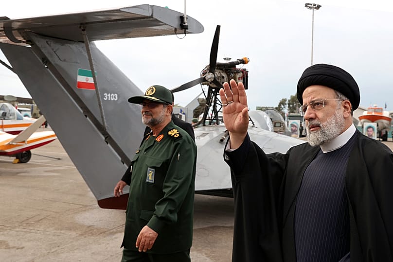 Archivo - El expresidente iraní Ebrahim Raisi visita una exposición de la Armada de la Guardia Revolucionaria acompañado por el comandante Alireza Tangsiri en Bandar Abbas AP Photo / 2 de febrero de 2024