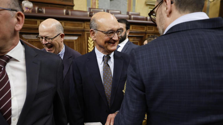 El PNV intenta abrir en canal la Constitución y denuncia un «atropello ...