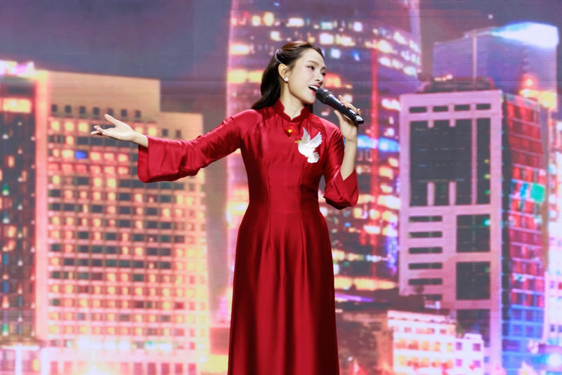 Ca sĩ Lưu Hiền Trinh: 'Tôi tự hào khi hát tại lễ thượng cờ và đêm concert 15.000 vận động viên, khán giả'