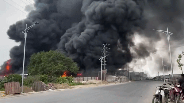 Khu xưởng ở Hưng Yên đang cháy ngùn ngụt, cột khói cao hàng trăm mét