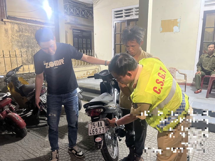 Trộm xe máy rồi che biển số, đang đi tiêu thụ thì gặp cảnh sát giao thông