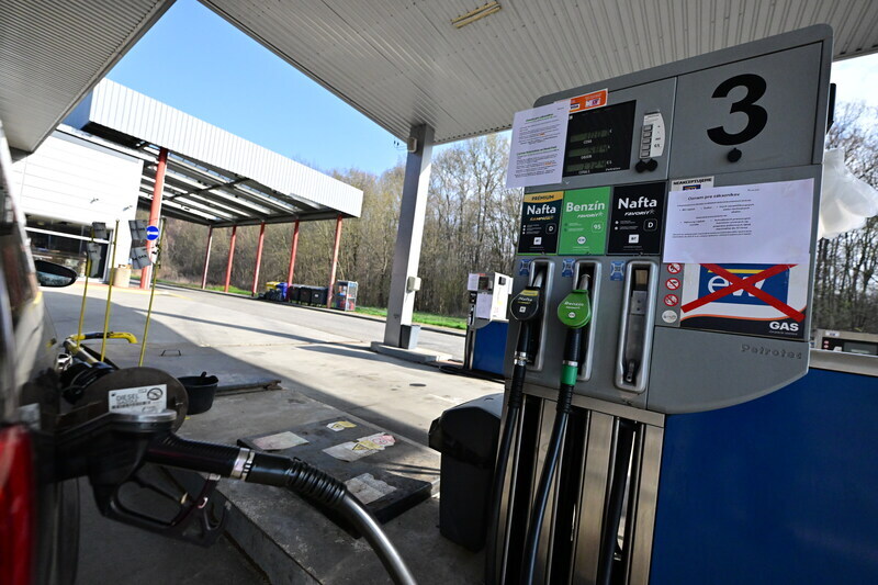 Nafta na Slovensku pro zahraniční auta od pátku zlevní
