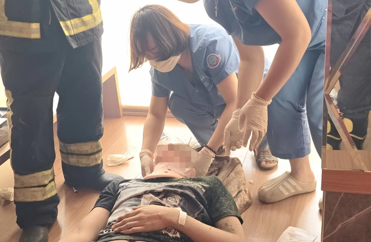 Giải cứu nam thanh niên mắc kẹt trong thang tời chở hàng ở Hà Nội