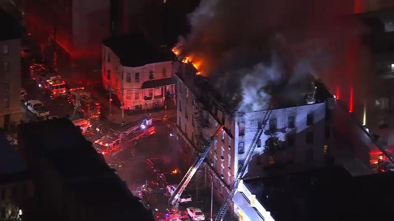 Man killed, 50 residents displaced in Bronx apartment fire
