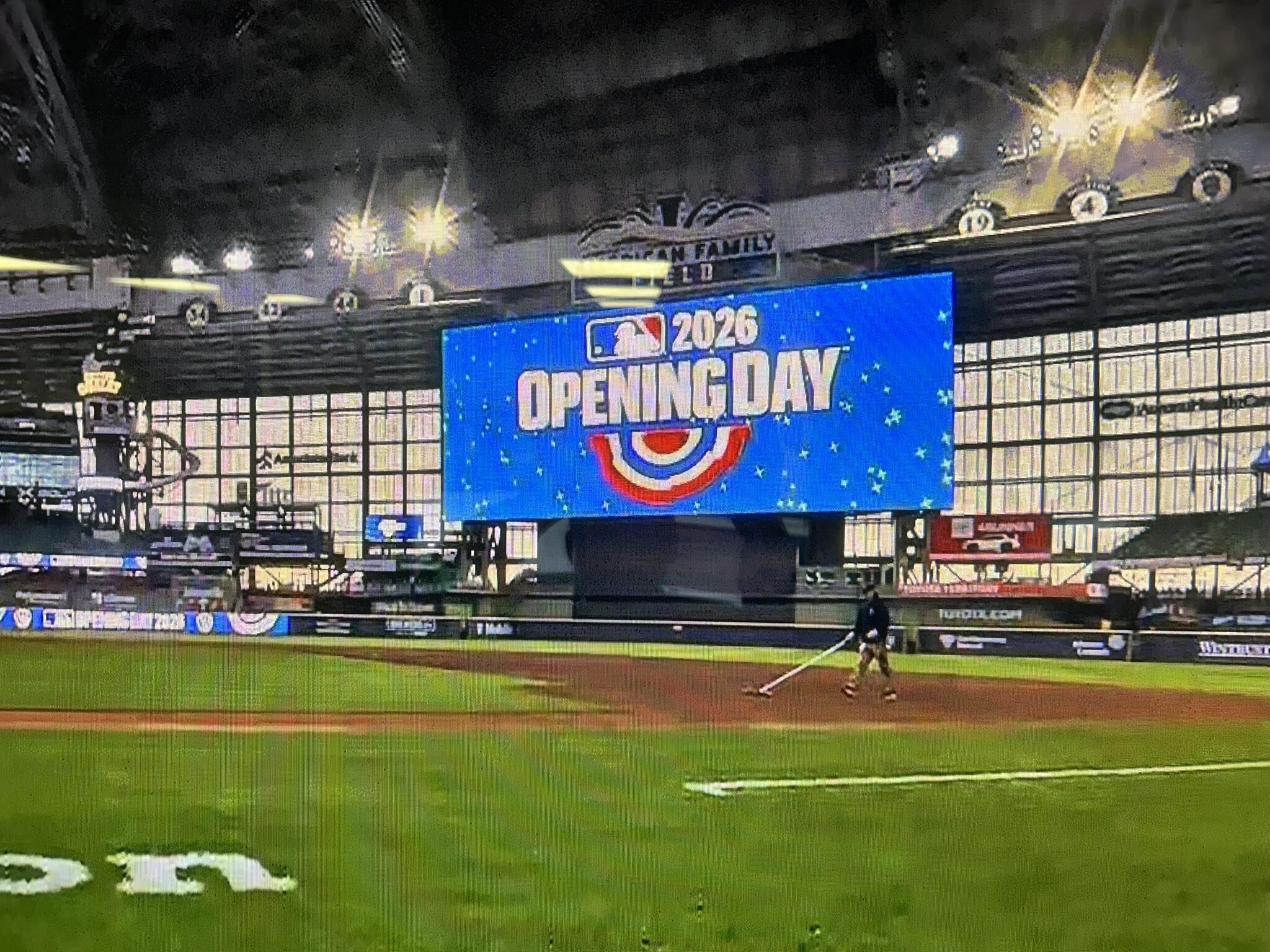 Brewers begin season in win column, beat down White Sox in home opener