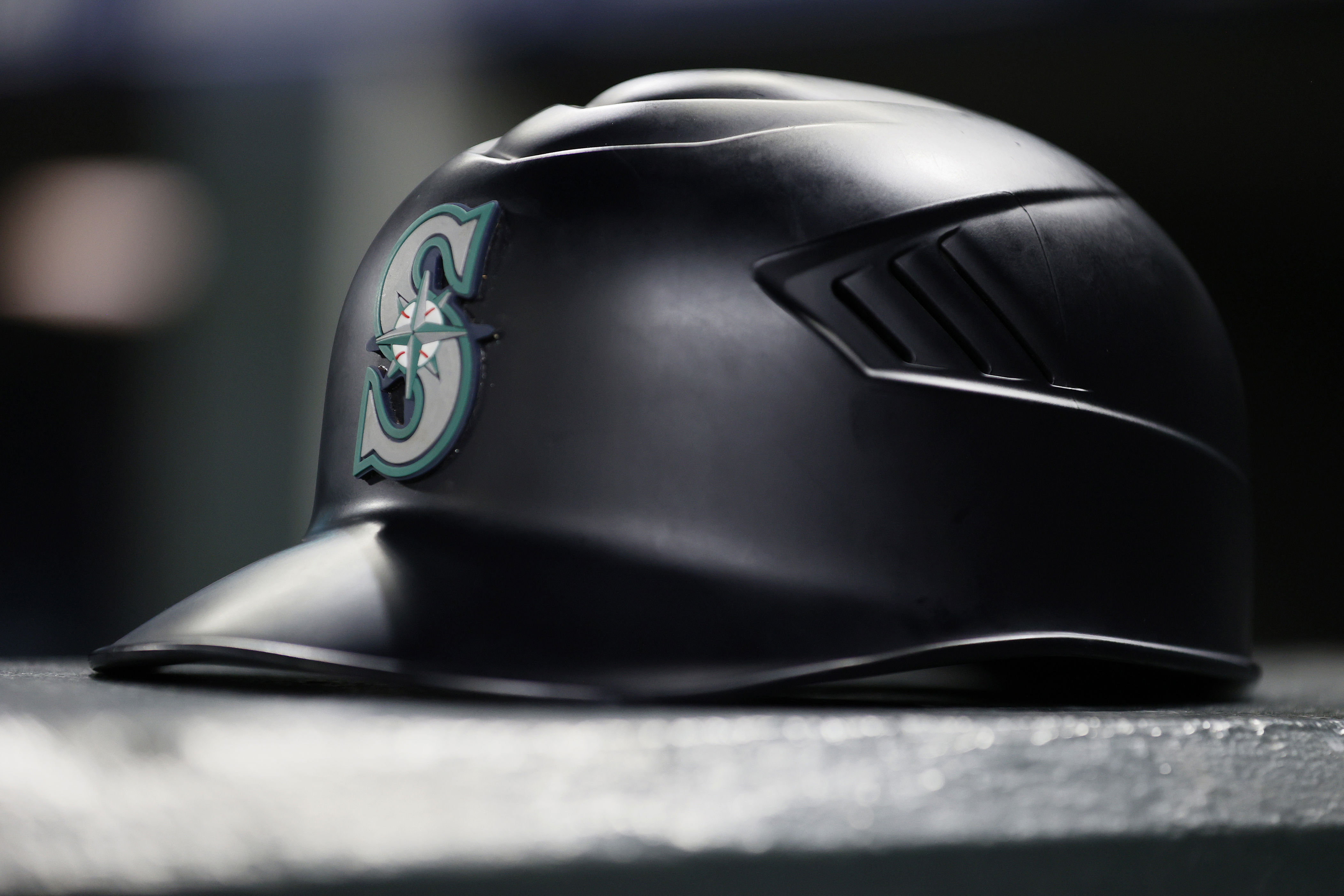 Mariners release 7-year veteran catcher in roster move flurry