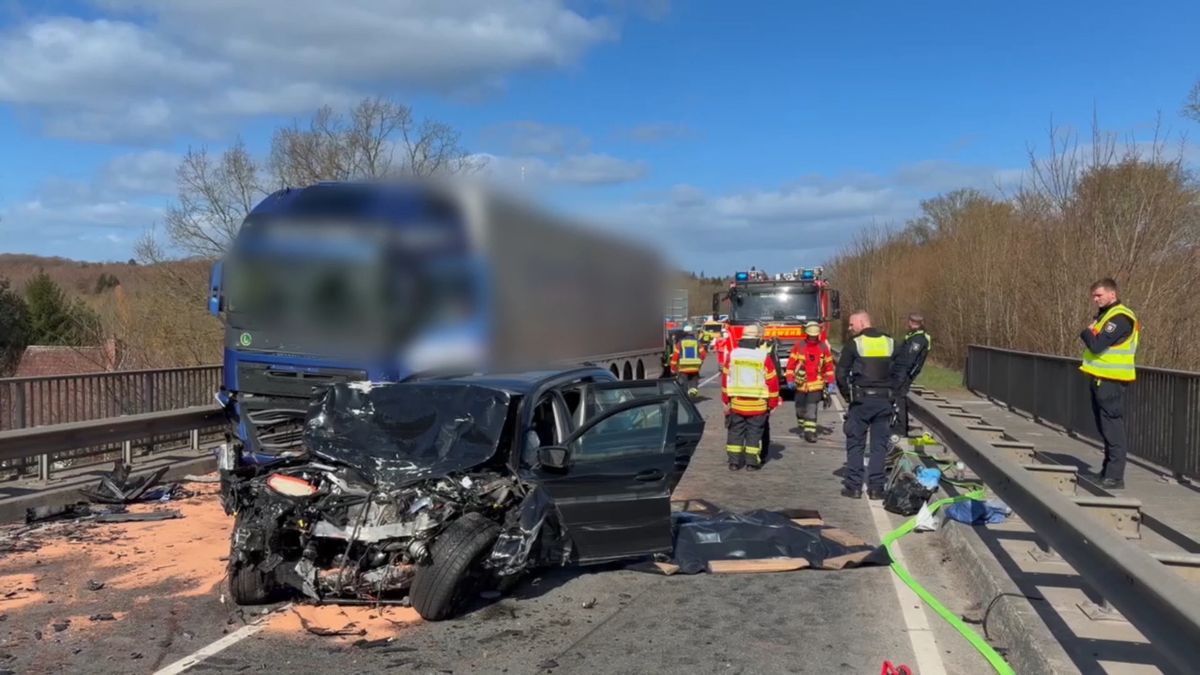 Schwerer Unfall in Kiel: Vier Menschen verletzt