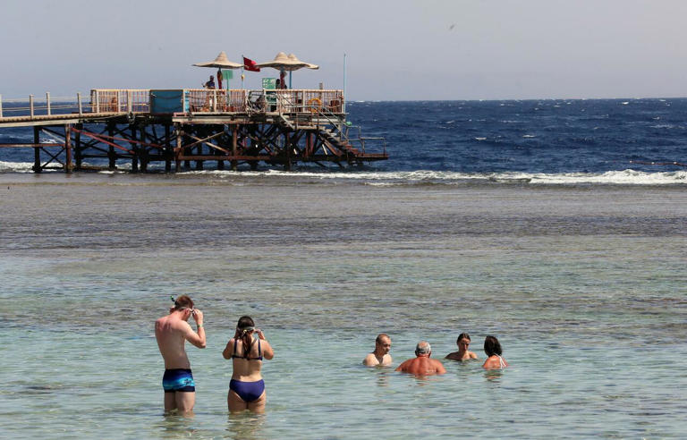 Vanno in vacanza a Sharm e lasciano a casa i 5 figli minorenni. Le foto sui social e poi l'amara sorpresa: bambini trasferiti in una comunità