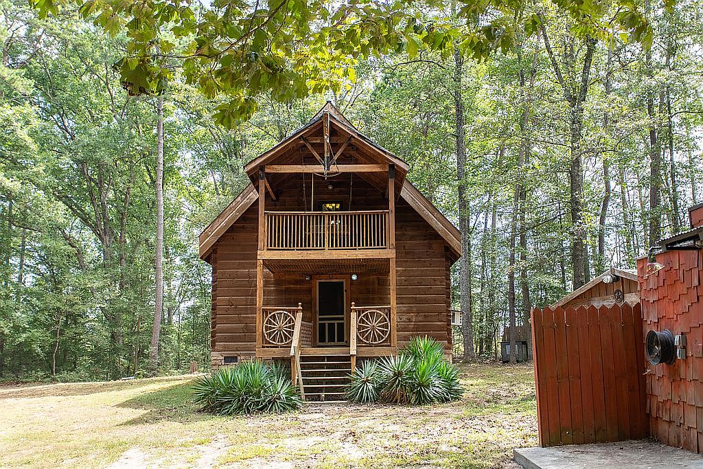 Unique 2004 rustic log cabin in Ruther Glen, Virginia, nestled on 9.5 ...