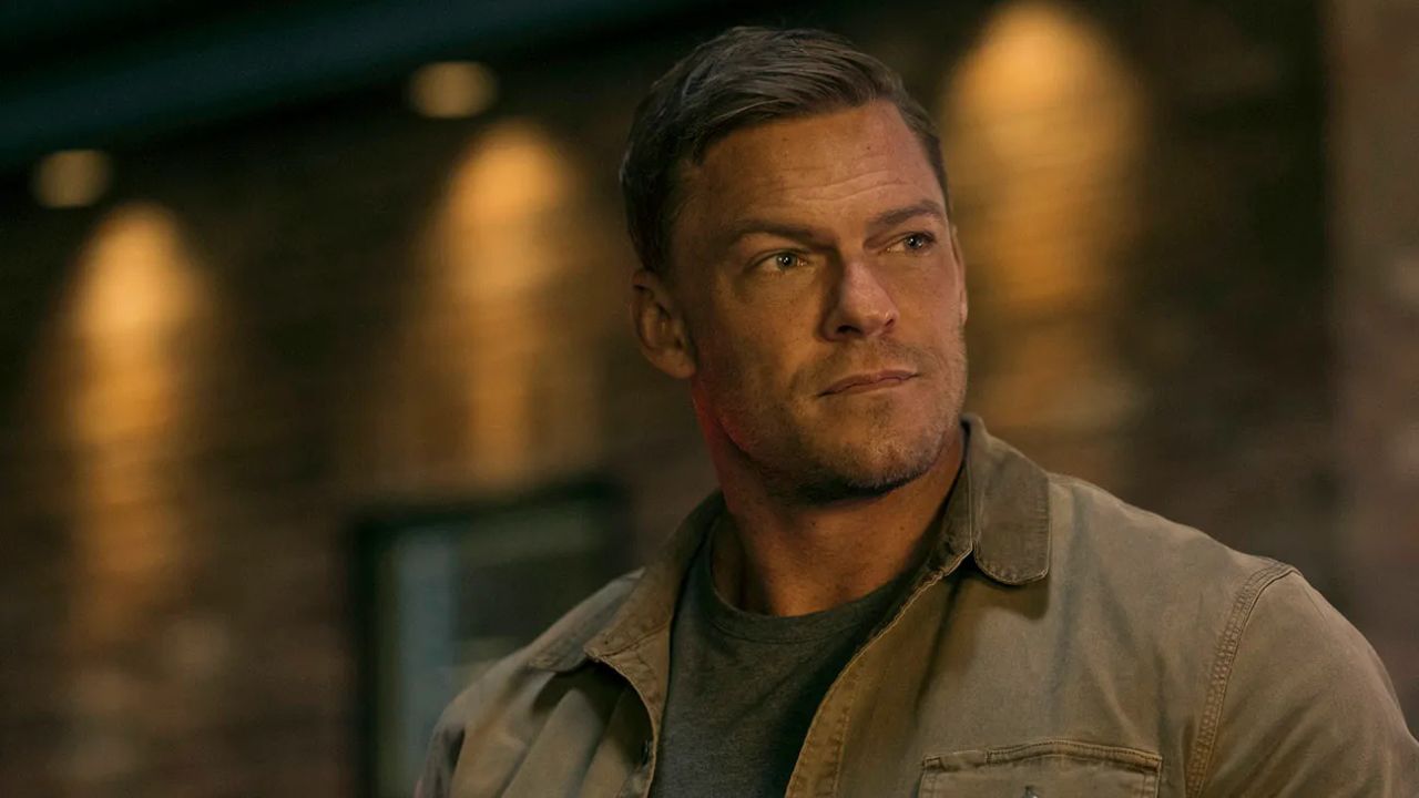 Alan Ritchson seemingly responds amid escaping charges for beating ...