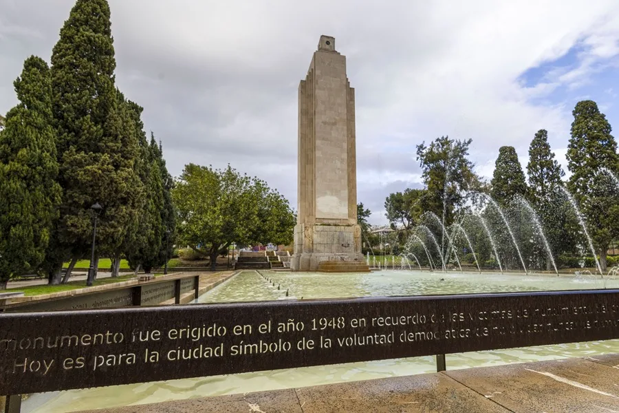 PP y Vox se oponen a la retirada de un monumento que rinde homenaje a ...