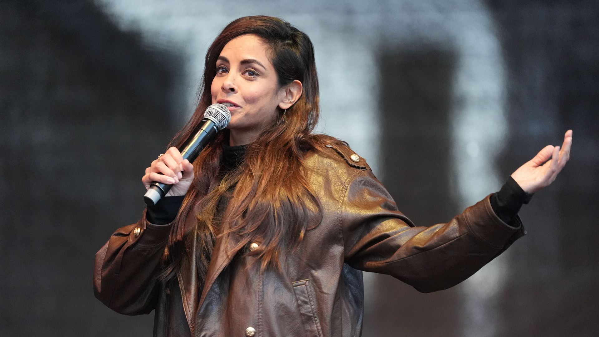 Collien Fernandes tritt auf Demo in Hamburg auf – offenbar mit schusssicherer  Weste