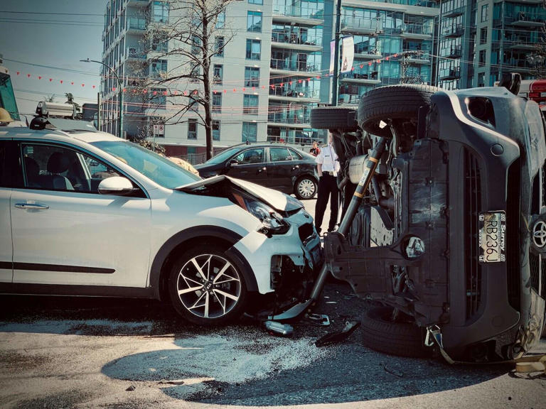 O que deves fazer se o teu carro capotar de lado?