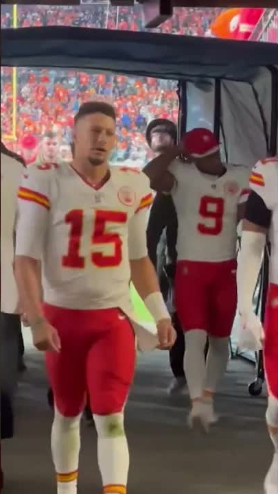 Patrick Mahomes, Andy Reid walk off field after Chiefs' 22-19 loss to ...