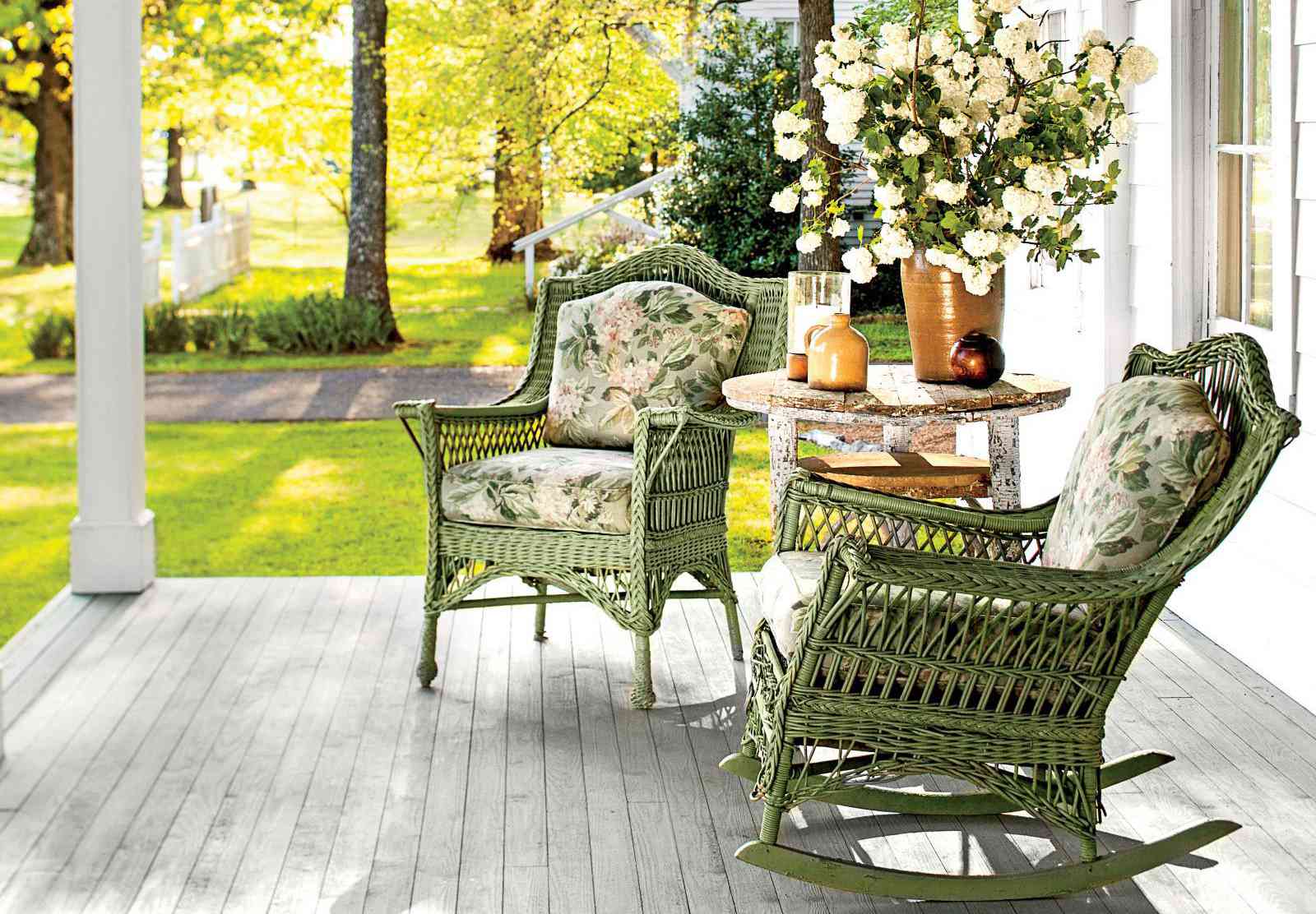 6 designer tricks that make a small front porch feel twice as big