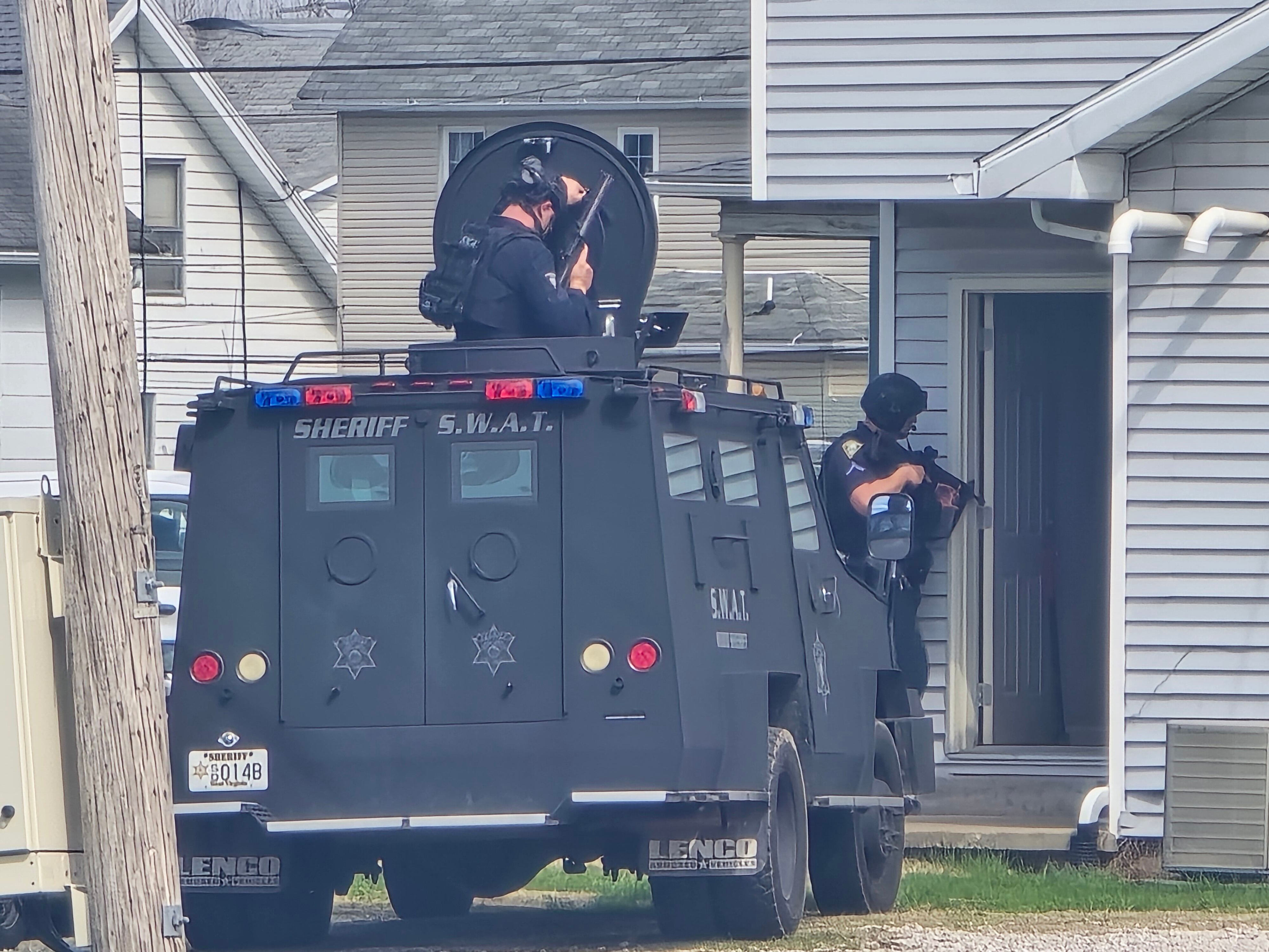 Parkersburg man arrested after barricade standoff while police served ...