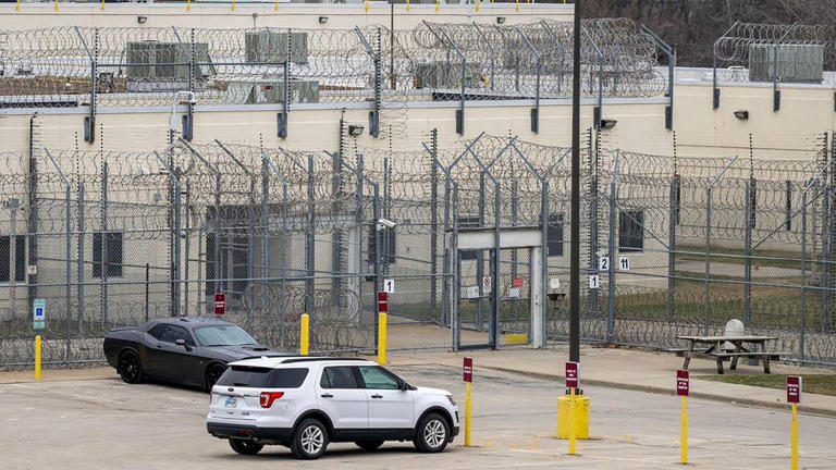 Detainees arrive before oversight at ICE facility