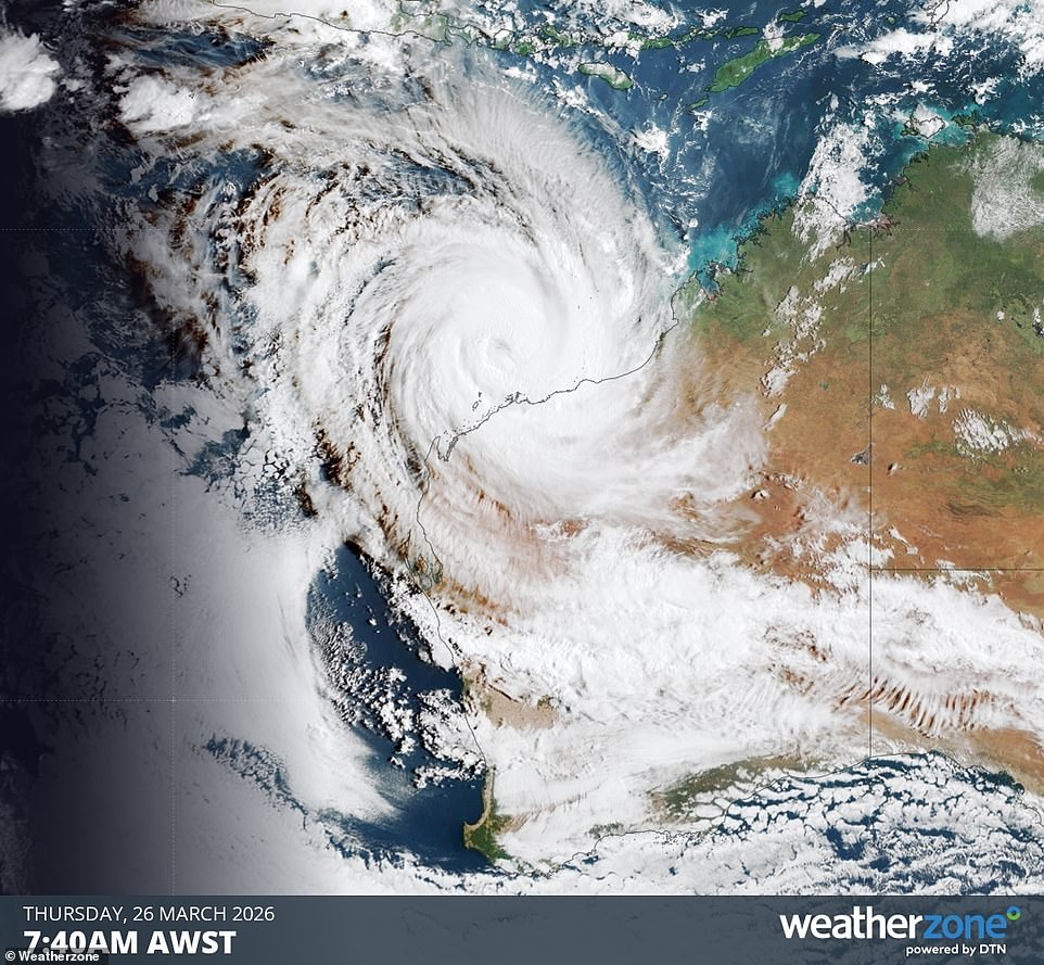 Thousands of Aussies brace as Tropical Cyclone Narelle intensifies to ...