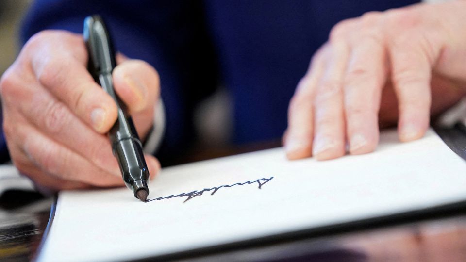 Trump’s signature will soon appear on US dollar bills, a first for a sitting president<br><br>